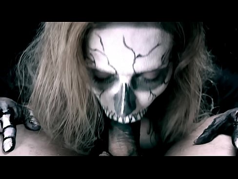 ❤️ Demon djevojka siše kurac svojim crnim ustima i guta spermu. ☑ Samo porno kod nas